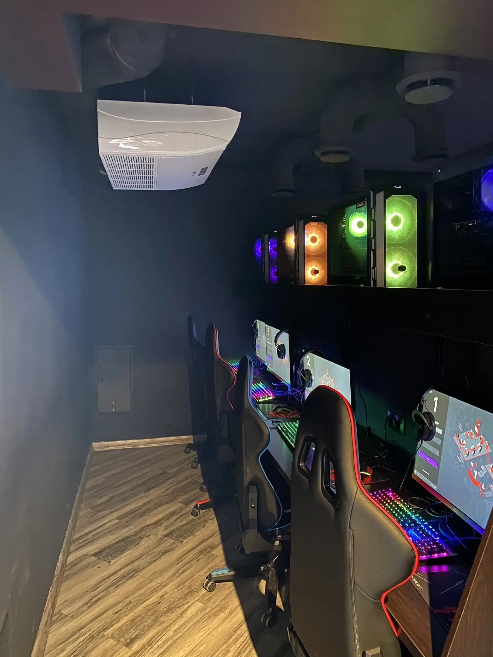 Изображение клуба Black Hornets Lounge № 6