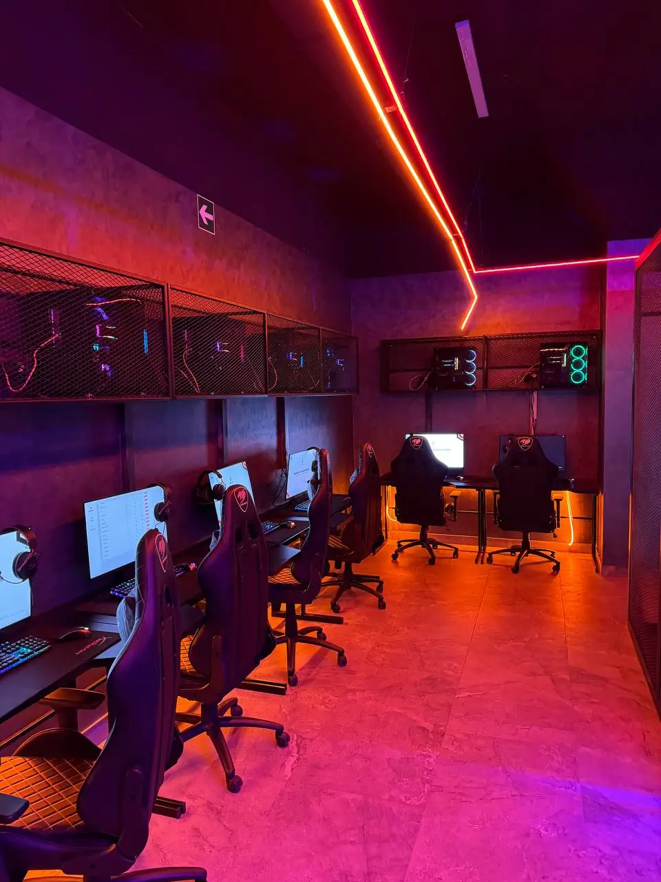 Изображение клуба HOLL CYBER LOUNGE № 6