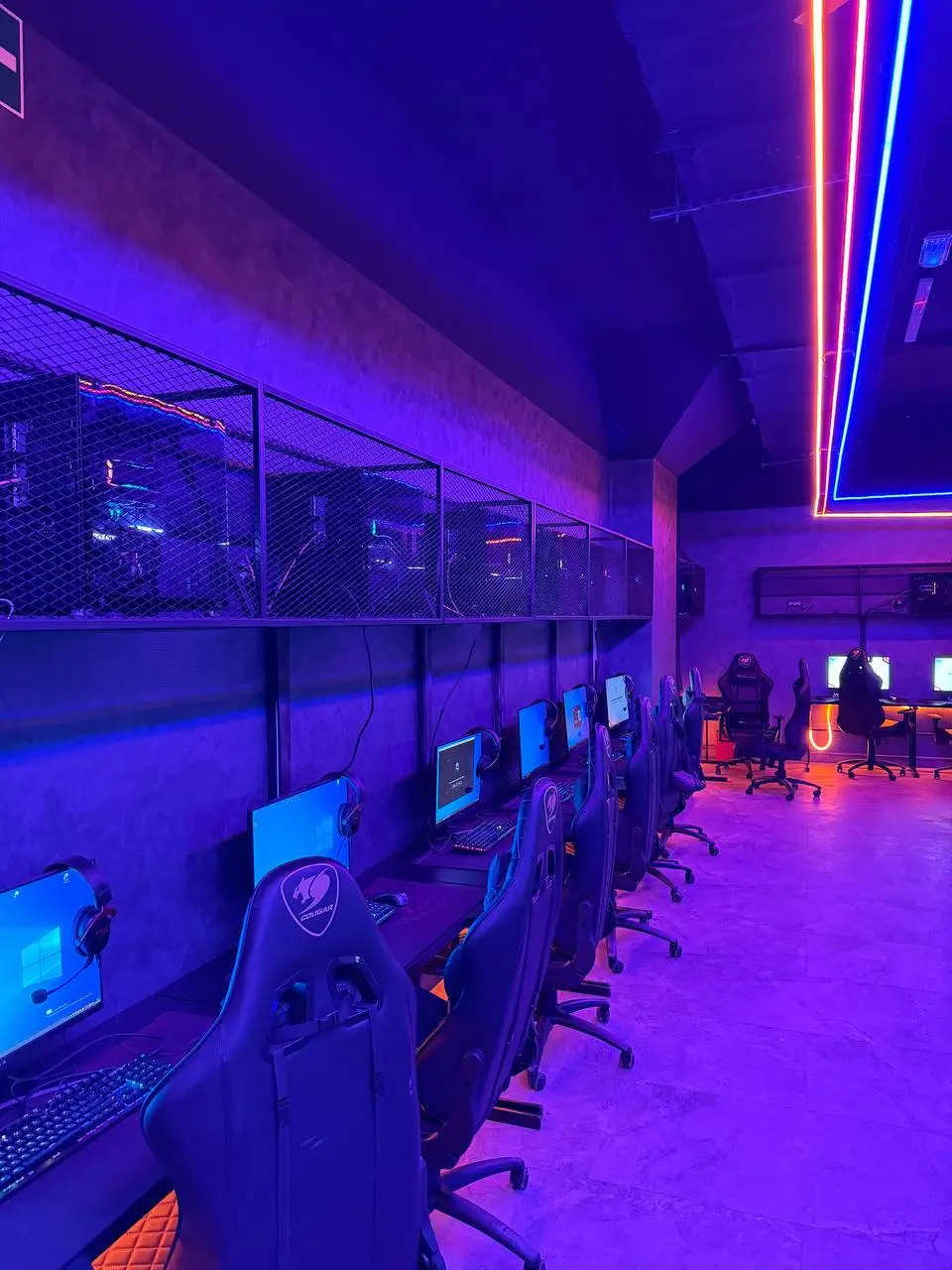 Изображение клуба HOLL CYBER LOUNGE № 7